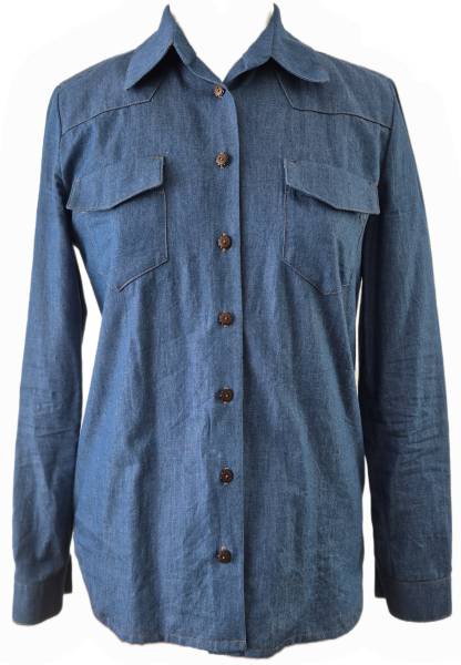 Eine Kundin hat dieses Jeanshemd aus dem leichten Sommerdenim genäht – die Vorderansicht zeigt die klare Linienführung und die feine Struktur des Stoffes.