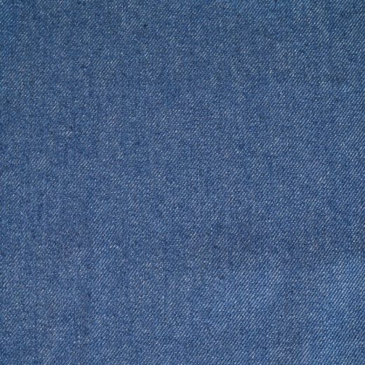 blauer Jeansstoff aus reiner Baumwolle, davon stammen 40 % aus recycelter Baumwolle