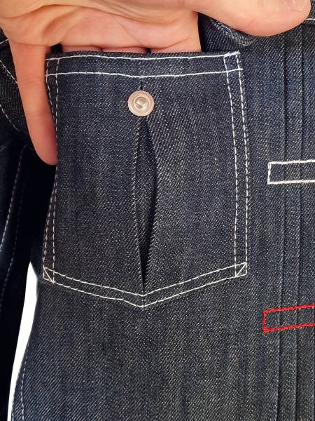 Das dicke Garn sorgt zugleich für sicheren Halt von aufgesetzten Taschen.