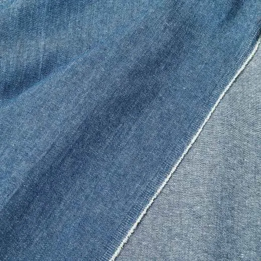 hellblauer Denim, der wie Chambray gewoben ist; Ansicht mit Webkante sowie rechte und linke Stoffseite