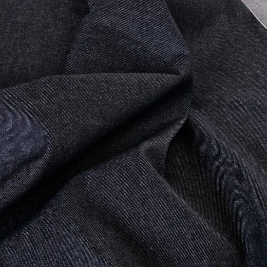 Der Jeansstoff hat einen weicheren Fall, da er ein Gewicht von nur knapp 12 oz hat.