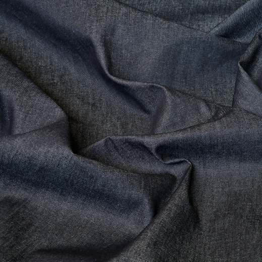 Dieser Denim ist unbehandelt und nicht vorgewaschen. Dadurch hat er diese satte, tiefblaue Farbe.