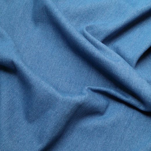 Dieser Jeansstoff fällt weich, da er bereits vorgewaschen ist.