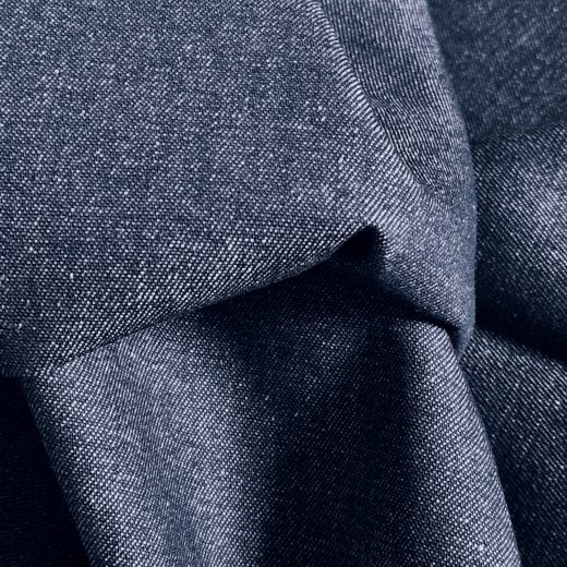Als ungewaschener Denim hat auch diese leichte Qualität einen gewissen Stand.
