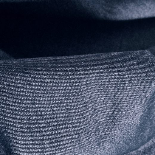 Dieser Denim ist unbehandelt und nicht vorgewaschen.