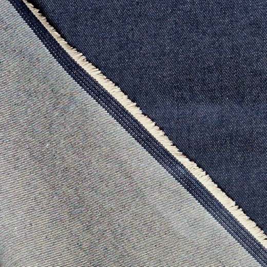 dunkelblauer Jeansstoff aus reiner Baumwolle, davon stammen 20 % aus recycelter Baumwolle aus Produktionsresten