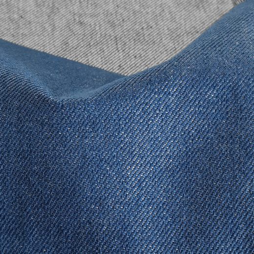 beidseitige Ansicht des mittelblauen Jeansstoffs