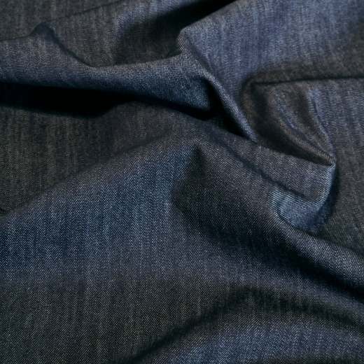 blauer Jeansstoff aus reiner Baumwolle, davon stammen 40 % aus recycelter Baumwolle