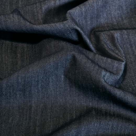 blauer Jeansstoff aus reiner Baumwolle, davon stammen 40 % aus recycelter Baumwolle