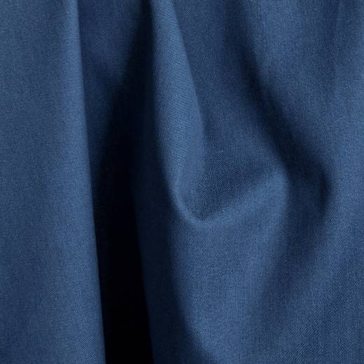 Hier hängt der Denim von der Tischkante herab, was den weichen Fall sehr gut zeigt.