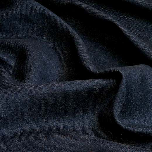 Durch gezielte Veredelung zeigt der Denim bei genauer Betrachtung kleine Stellen, die in hellerem Blau hervortreten.