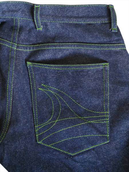 Dieses leuchtende Grün bietet einen schönen Kontrast auf dunklen Jeansstoffen.