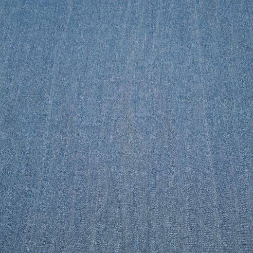 Feine, hellere Streifen, die beim Bleichen entstehen, geben dem Stoff eine individuelle, handwerkliche Note.