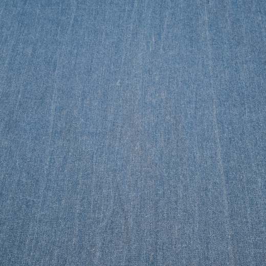 Feine, hellere Streifen, die beim Bleichen entstehen, geben dem Stoff eine individuelle, handwerkliche Note.