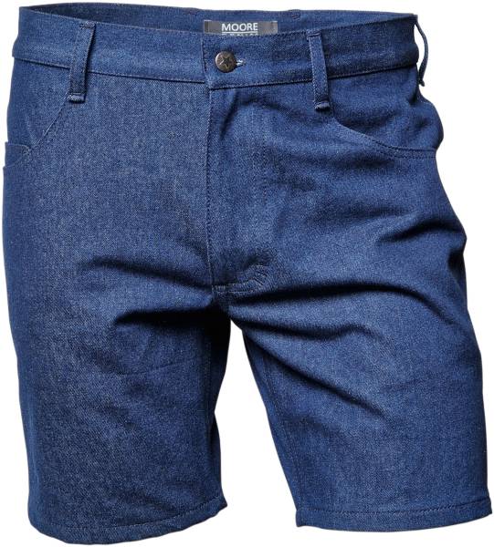 Mit dem dunkelblauen Jeansgarn entstehen unscheinbare Steppnähte auf dunkelblauem Denim.