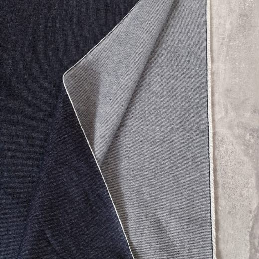 beidseitige Ansicht des indigoblauen Jeansstoffs
