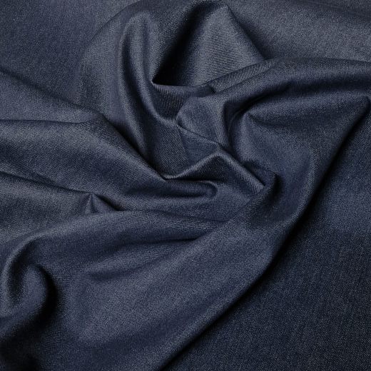 Dieser Denim ist unbehandelt und nicht vorgewaschen. Dadurch hat er diese satte, tiefblaue Farbe.