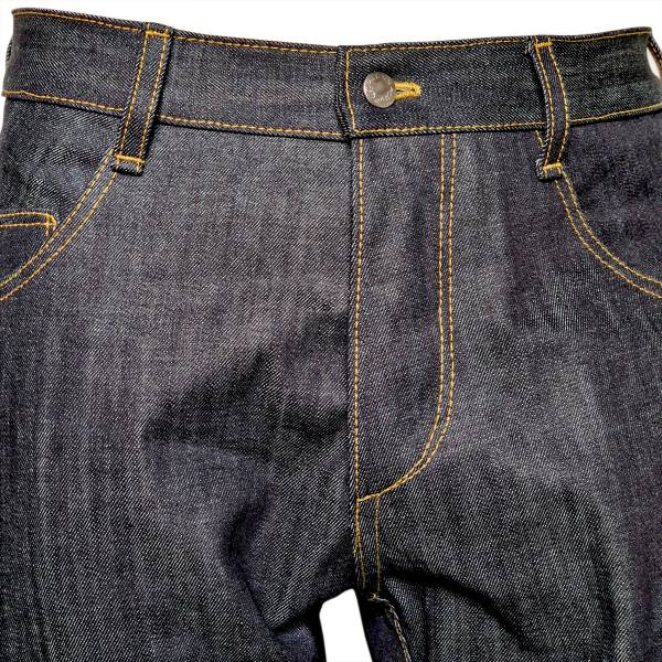 Bei diesem 15-oz-Denim ist die 120er-Nadel insbesondere bei den Gürtelschlaufen perfekt geeignet.