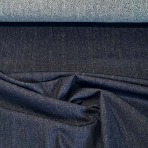 Dieser Denim ist unbehandelt und nicht vorgewaschen. Dadurch hat er diese satte, tiefblaue Farbe.