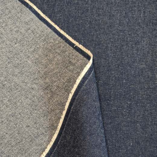 beidseitige Ansicht des mittelblauen Jeansstoffs