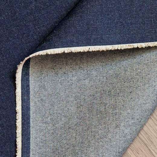 beidseitige Ansicht des indigoblauen Jeansstoffs