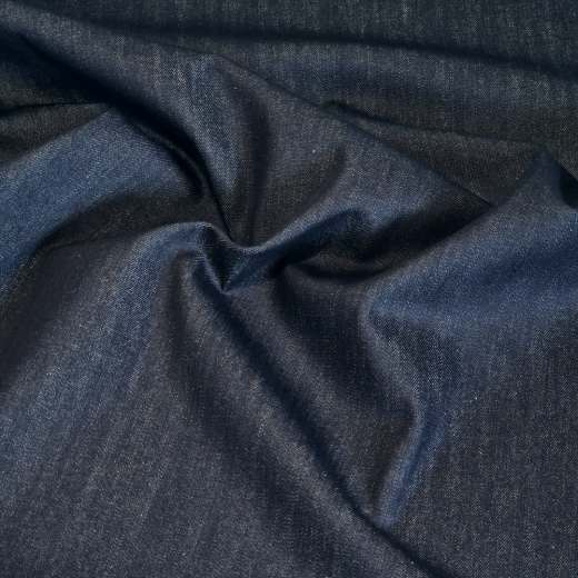 Der Jeansstoff hat einen weichen Fall, da er nur ein Gewicht von 11 oz hat.