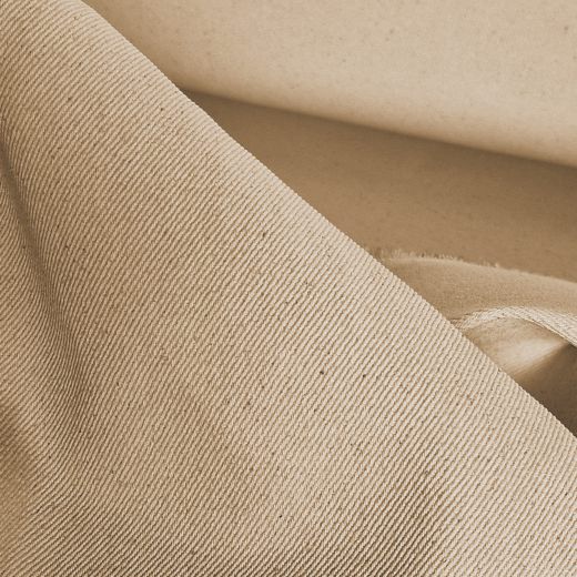Durch die unbehandelte Faser entsteht ein warmer Naturton mit feinen, dunkleren Sprenkeln.