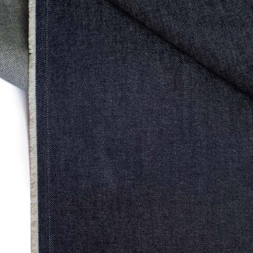 dunkelblauer Jeansstoff aus reiner Baumwolle, davon stammen 15 % aus recycelter Baumwolle aus Produktionsresten