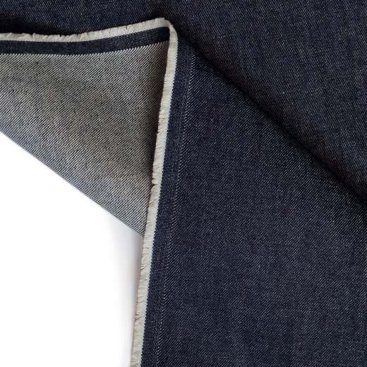 beidseitige Ansicht des indigoblauen Jeansstoffs