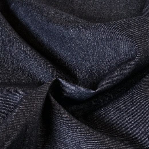 Dieser Denim ist unbehandelt und nicht vorgewaschen. Dadurch hat er diese satte, tiefblaue Farbe.