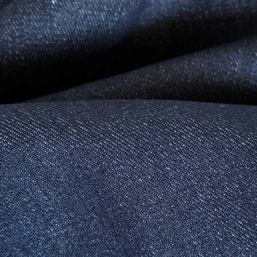 Der Jeansstoff hat einen weicheren Fall, da er ein Gewicht von nur gut 10 oz hat.