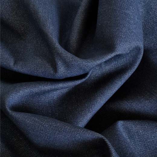 Dieser Denim ist unbehandelt und nicht vorgewaschen. Dadurch hat er diese satte, tiefblaue Farbe.