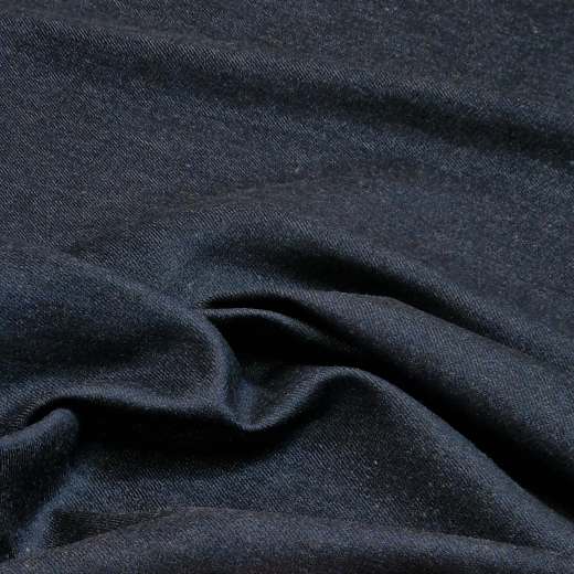 Auch der Faltenwurf dieses Jeansstoffs ist bereits bei der Neuware weich und fließend.