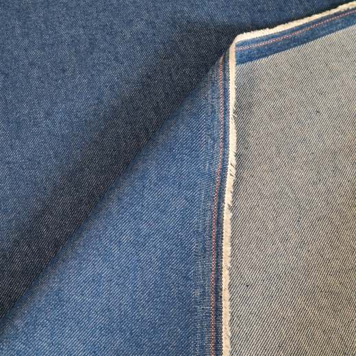 dunkelblauer Jeansstoff aus reiner Baumwolle, davon stammen 20 % aus recycelter Baumwolle aus Produktionsresten