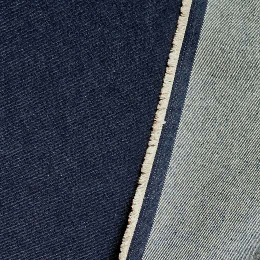 dunkelblauer Jeansstoff aus reiner Baumwolle