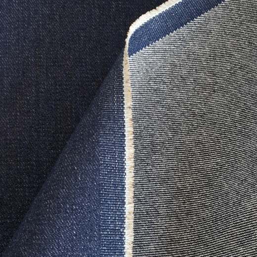 beidseitige Ansicht des indigoblauen Jeansstoffs