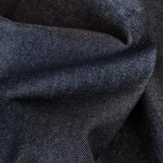 Für einen ungewaschenen Denim fühlt er sich weicher an als andere Raw Denims.