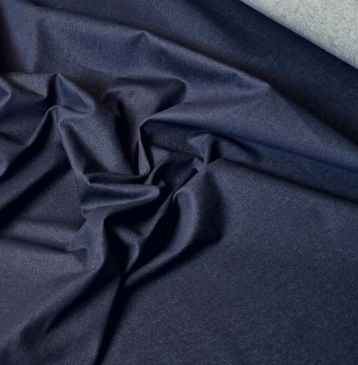 Dieser Denim ist unbehandelt und nicht vorgewaschen. Dadurch hat er diese satte, tiefblaue Farbe.