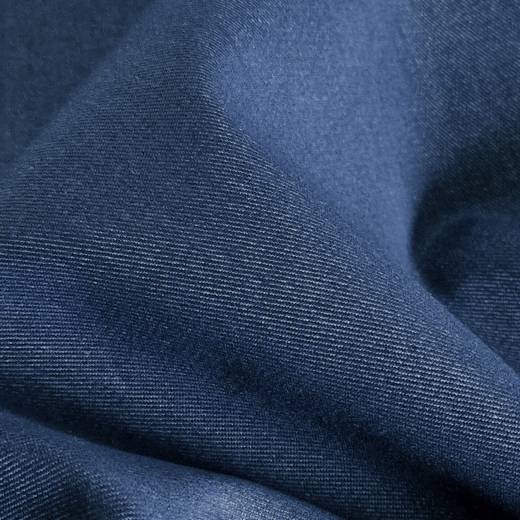 Der Gabardine-Denim hat eine ganz feine, glatte Struktur.