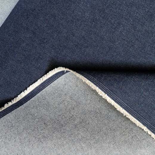 beidseitige Ansicht des indigoblauen Jeansstoffs