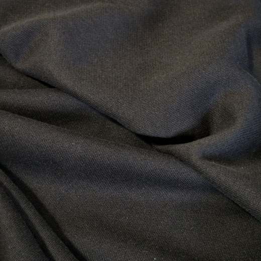 Der Stoff im natürlichen Faltenwurf. Zeigt die mittlere Stärke und das gleichmäßige Fallverhalten – ideal für Hoodies und Jogginghosen.