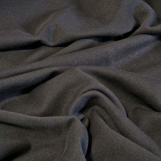 Schwarzer Sweatstoff aus 100 % Biobaumwolle. Glatte, leicht matte Oberfläche mit dichter Struktur – ideal für Oberbekleidung.