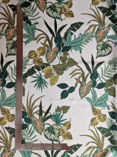 Der Rapport ist etwa 67 cm hoch.