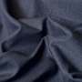 dunkelblauer Jeansstoff aus reiner Baumwolle, davon stammen 15 % aus recycelter Baumwolle aus Produktionsresten