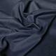 Dieser Denim ist unbehandelt und nicht vorgewaschen. Dadurch hat er diese satte, tiefblaue Farbe.